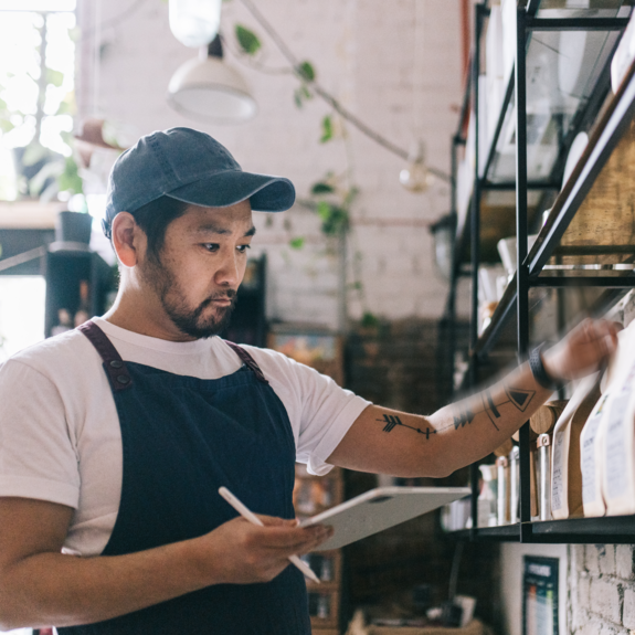 Propriétaire de café japonais regardant son inventaire