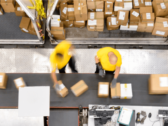 ouvriers préparant les boîtes à expédier