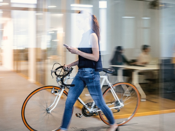 femme d'affaires prenant son vélo pour aller travailler
